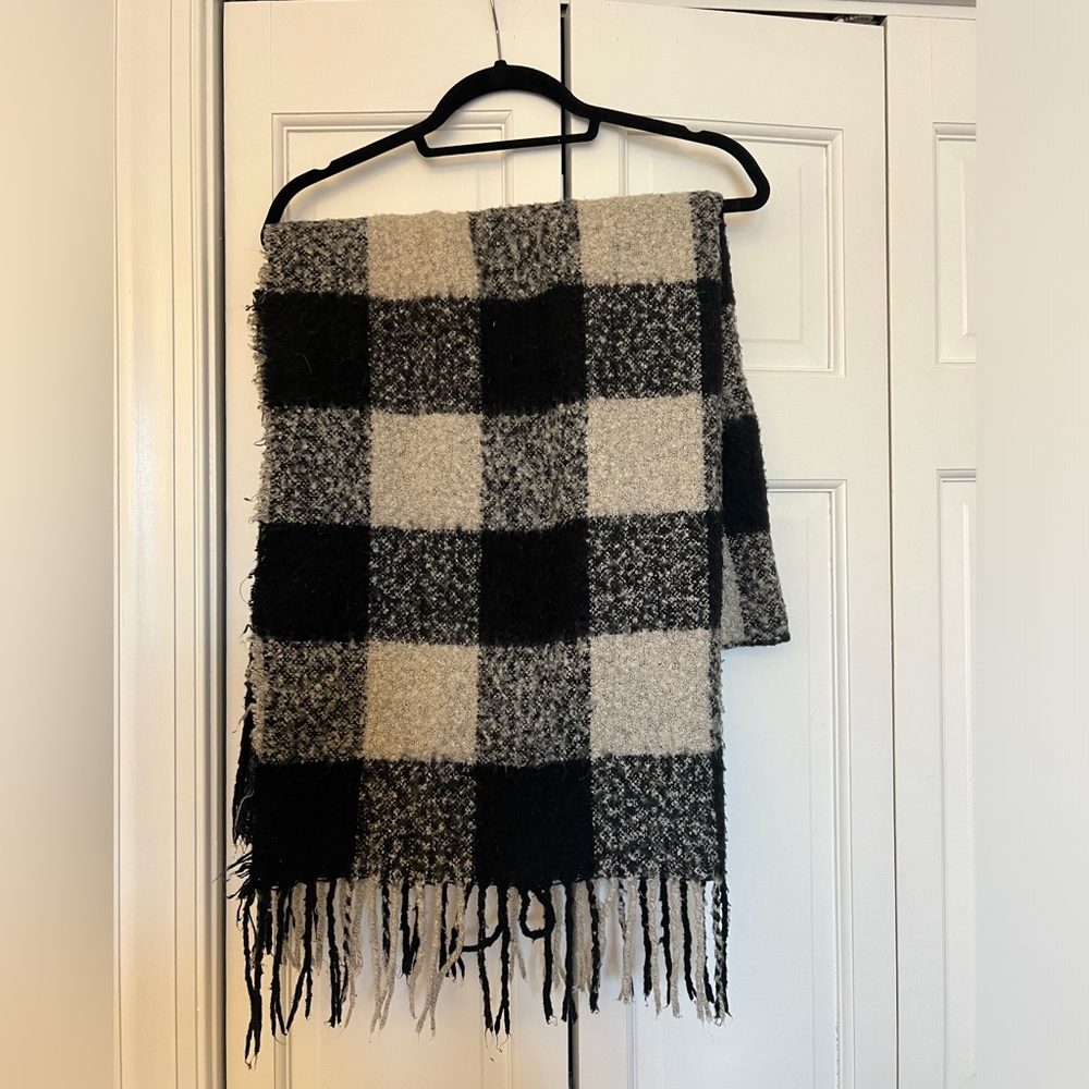 Black and white winter scarf